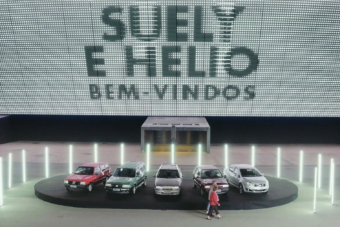 Em frente à Arena Corinthians, Suely e Hélio relembram carros que já tiveram.