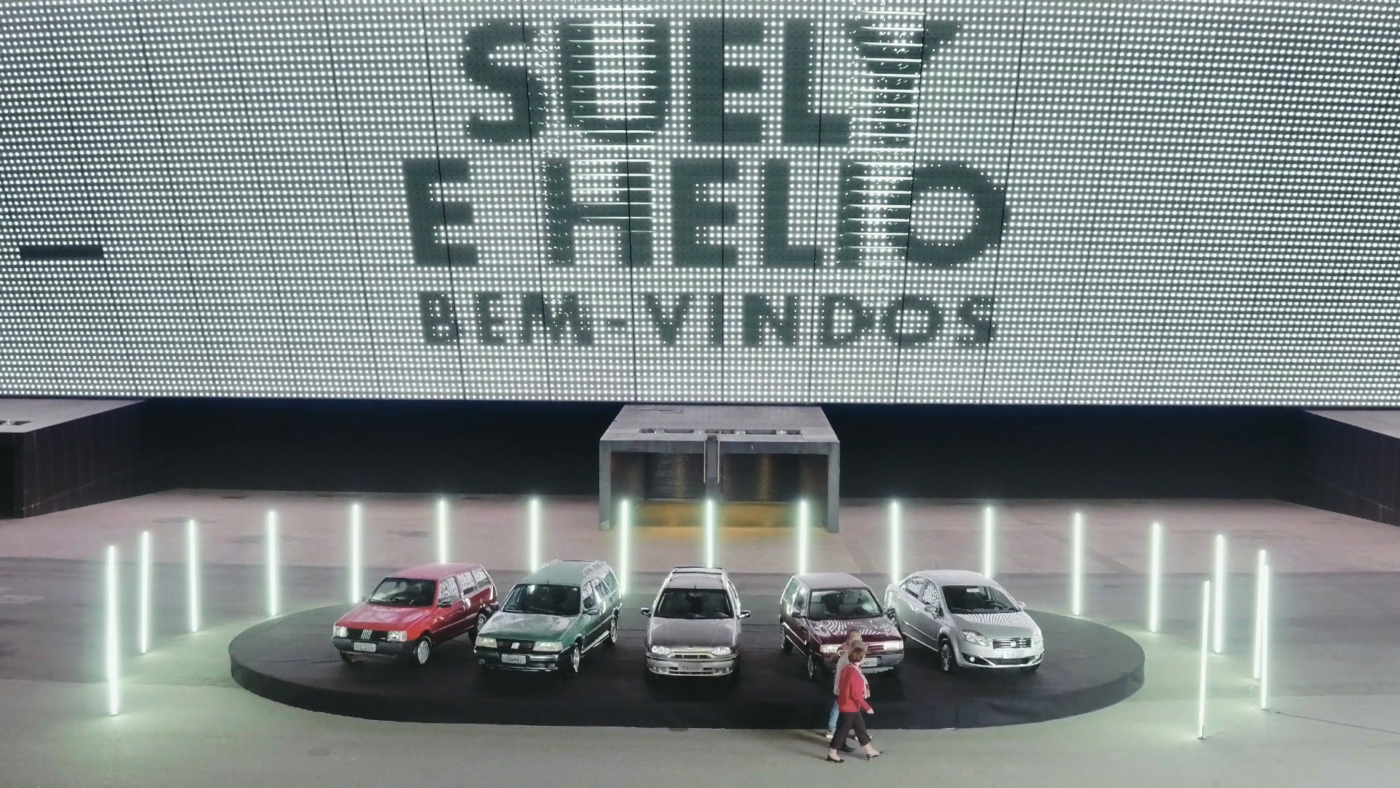 Em frente à Arena Corinthians, Suely e Hélio relembram carros que já tiveram.