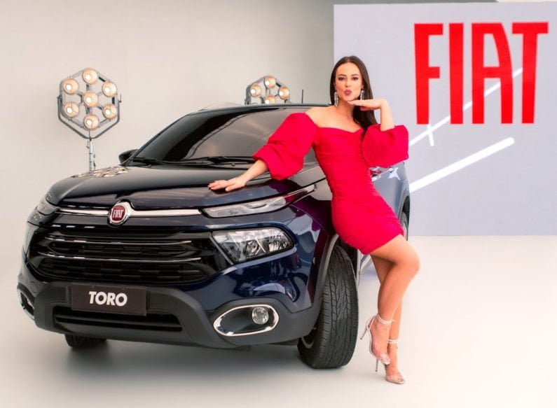 Vivi Guedes com o Fiat Toro