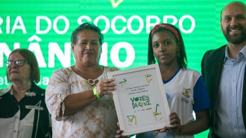 Representantes da Escola Irmã Marie Armelle Falguiéres recebem quadro simbolizando a participação no projeto.