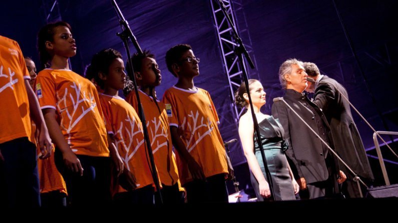 Jovens do Árvore da Vida se apresentam com Andrea Bocelli