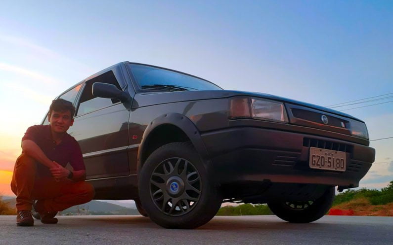 Sérgio com seu Fiat Uno Fire 2002