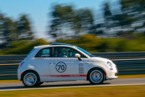 Yara Loeffler no seu Fiat 500