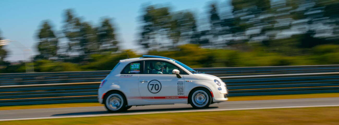 Yara Loeffler no seu Fiat 500