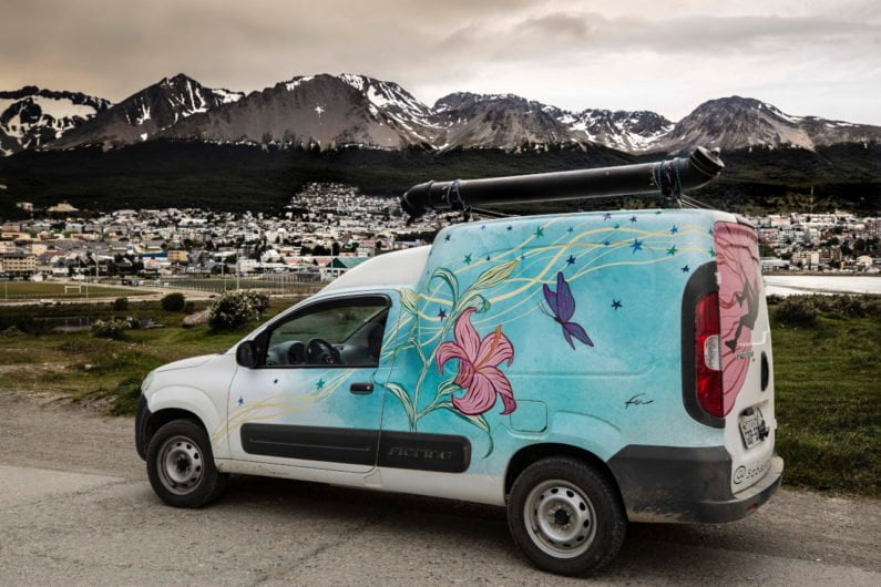 Fiat Fiorino Safira em uma estrada da Argentina