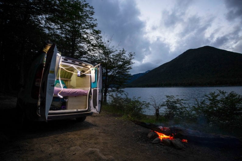 Fiorino às margens de um lago em Ushuaia