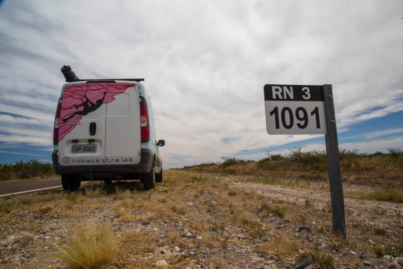 Fiorino estacionada às margens da rodovia