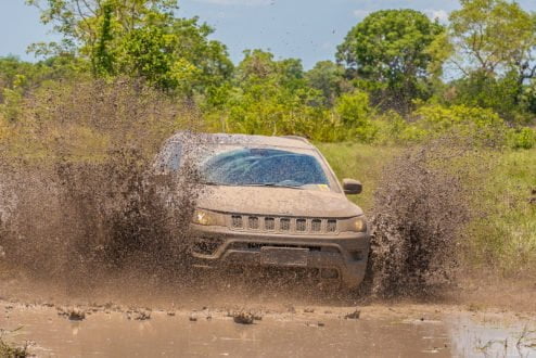 Jeep Compass na lama do Pantanal