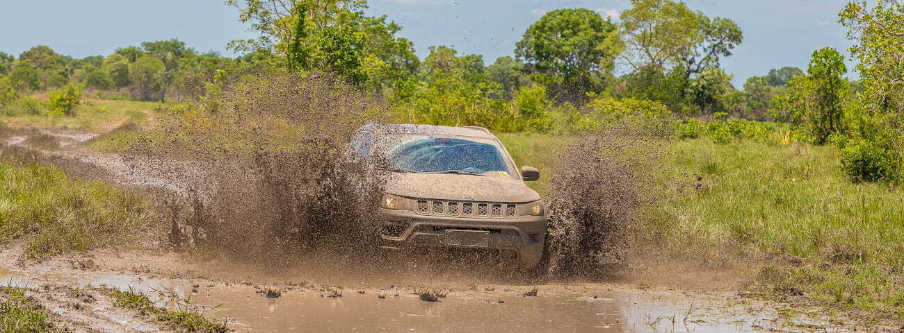 Jeep Compass na lama do Pantanal