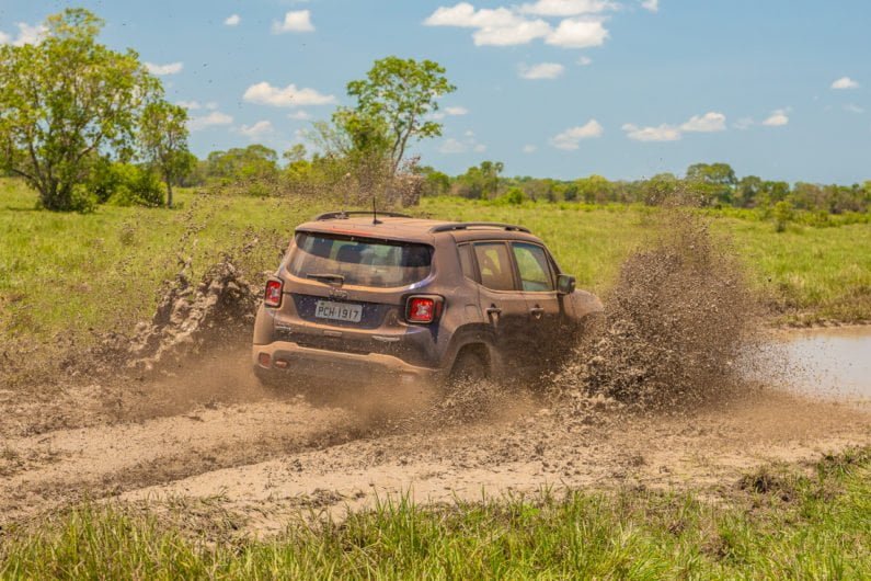 Jeep Renegade na lama do Pantanal