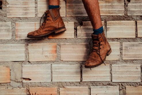 Originariamente, bootstraps são pequenas alças feitas de tiras de tecido e costuradas na parte traseira ou lateral de botas que, ao serem puxadas para cima, facilitam o calçamento