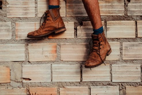 Originariamente, bootstraps são pequenas alças feitas de tiras de tecido e costuradas na parte traseira ou lateral de botas que, ao serem puxadas para cima, facilitam o calçamento