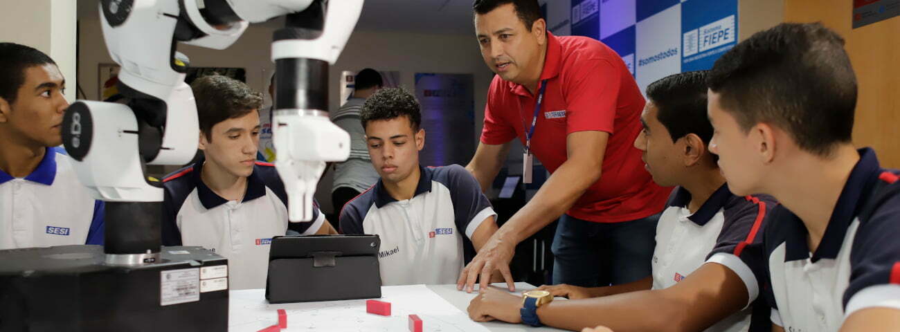 Alunos do SESI-PE comandam robô no lançamento do e.DO Learning Center