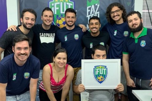 O time do iFut, incluindo os sócios (no centro), André (na ponta-esquerda, agachado) e Matheus (de camisa polo, à direita).