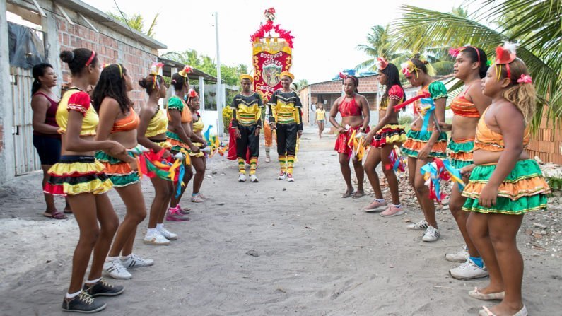 Pretinhas do Congo se apresentando em Ponta de Pedra.