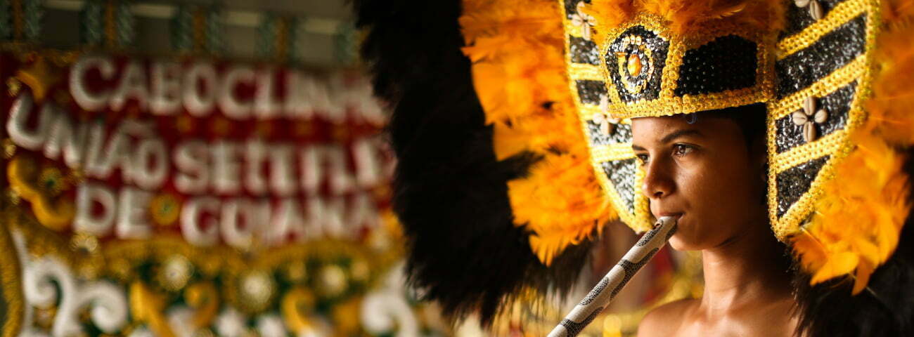 Jovem com fantasia no carnaval de Pernambuco