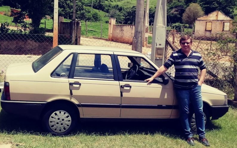 Eduardo Pereira com seu Fiat Prêmio 1989 totalmente original