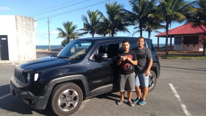 Edenilson e o filho, Anderson, ao lado do Jeep Renegade Sport