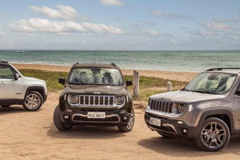 Jeep Renegade na areia da praia