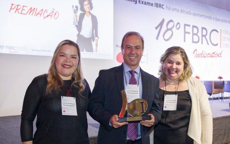 Luís Santamaria, diretor Mopar Latam, Cristiane Paixão, diretora-adjunta de Customer Care da FCA, e Poliana Zignago, supervisora de Customer Care, em premiação da Fiat no Ranking Exame IBRC