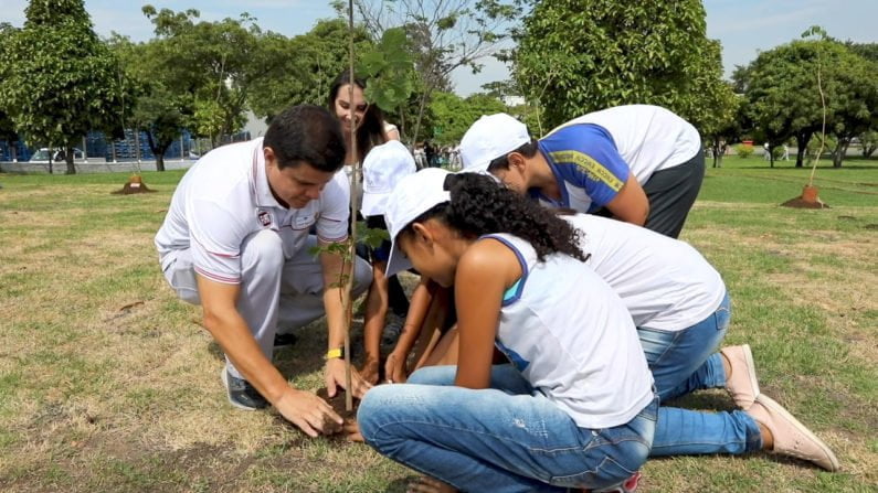 Estudantes plantam muda de árvore juntamente com Sr. José Renato Pagano, Plant Manager do Polo Automotivo Fiat