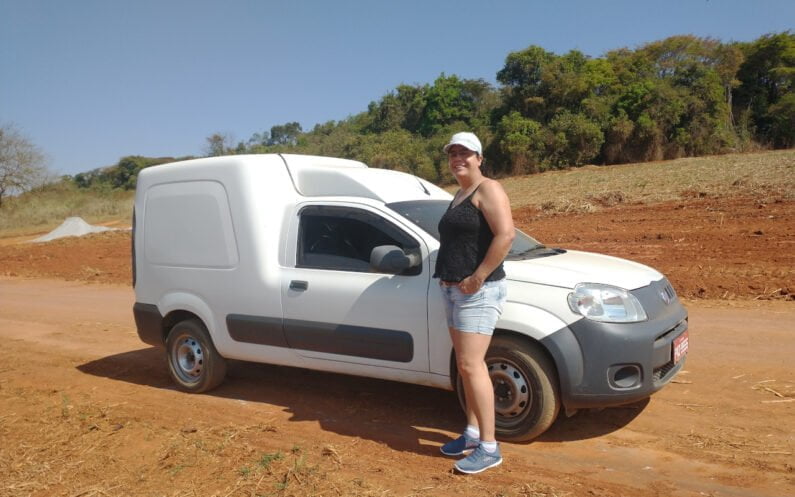 Inês Barbosa ao lado de seu Fiat Fiorino