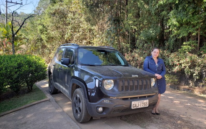 Maria Rodrigues com seu Jeep Renegade.