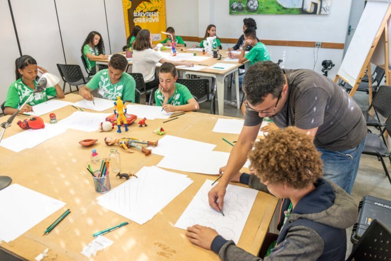 Crianças fazem exercícios de desenho em sala de aula do IAV