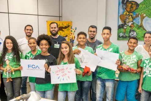 Jovens mostram trabalhos feitos em oficina de desenho na FCA