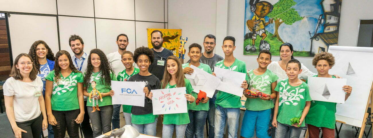 Jovens mostram trabalhos feitos em oficina de desenho na FCA