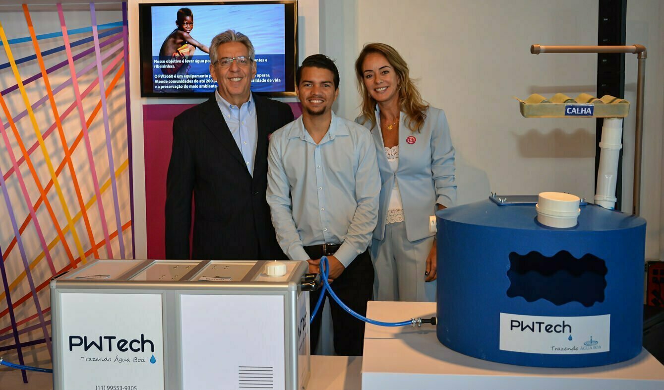 Fernando e Maria Helena, cofundadores da PWTech, com o engenheiro Jadson Lima (no centro), do time da PWTech.