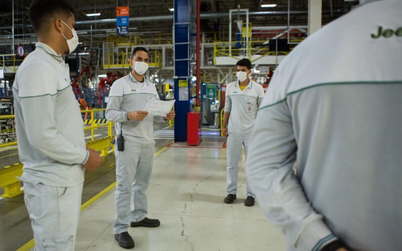 Funcionários trabalham no Polo Automotivo Jeep