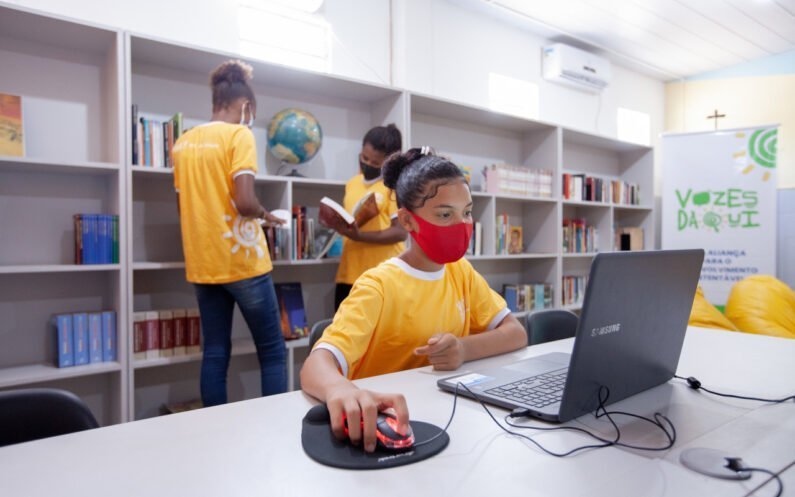 Alunos do Programa Vozes Daqui na biblioteca da Escola Municipal Irmã Marie Armelle Falguieres (Goiana, PE)