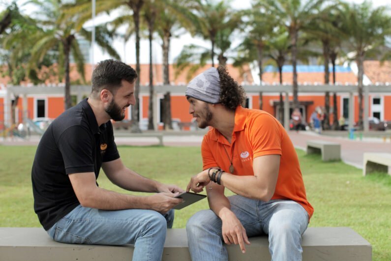 Colaboradores na Praça Tiradentes, em frente ao prédio do CESAR.