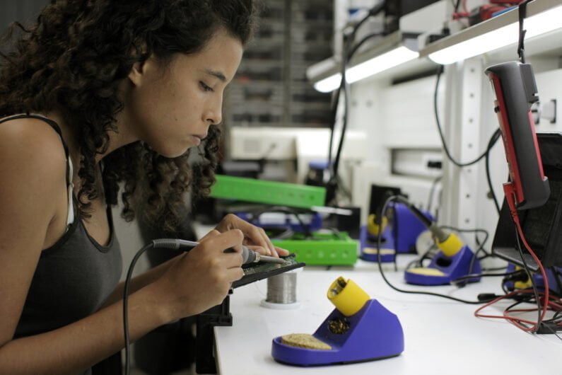 Colaboradora em oficina no Laboratório de Prototipagem para Sistemas Embarcados do MAGIC Lab do CESAR.