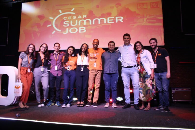 Estudantes, sponsor e mentores no palco, durante o evento de encerramento no CESAR.