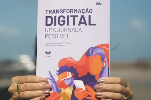 Pessoa segura o livro Transformação Digital: uma jornada possível.