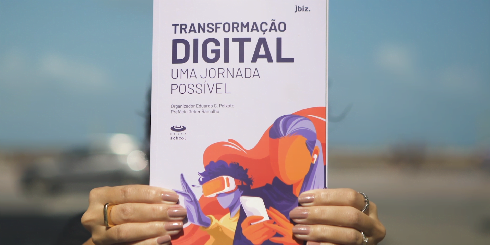 Pessoa segura o livro Transformação Digital: uma jornada possível.