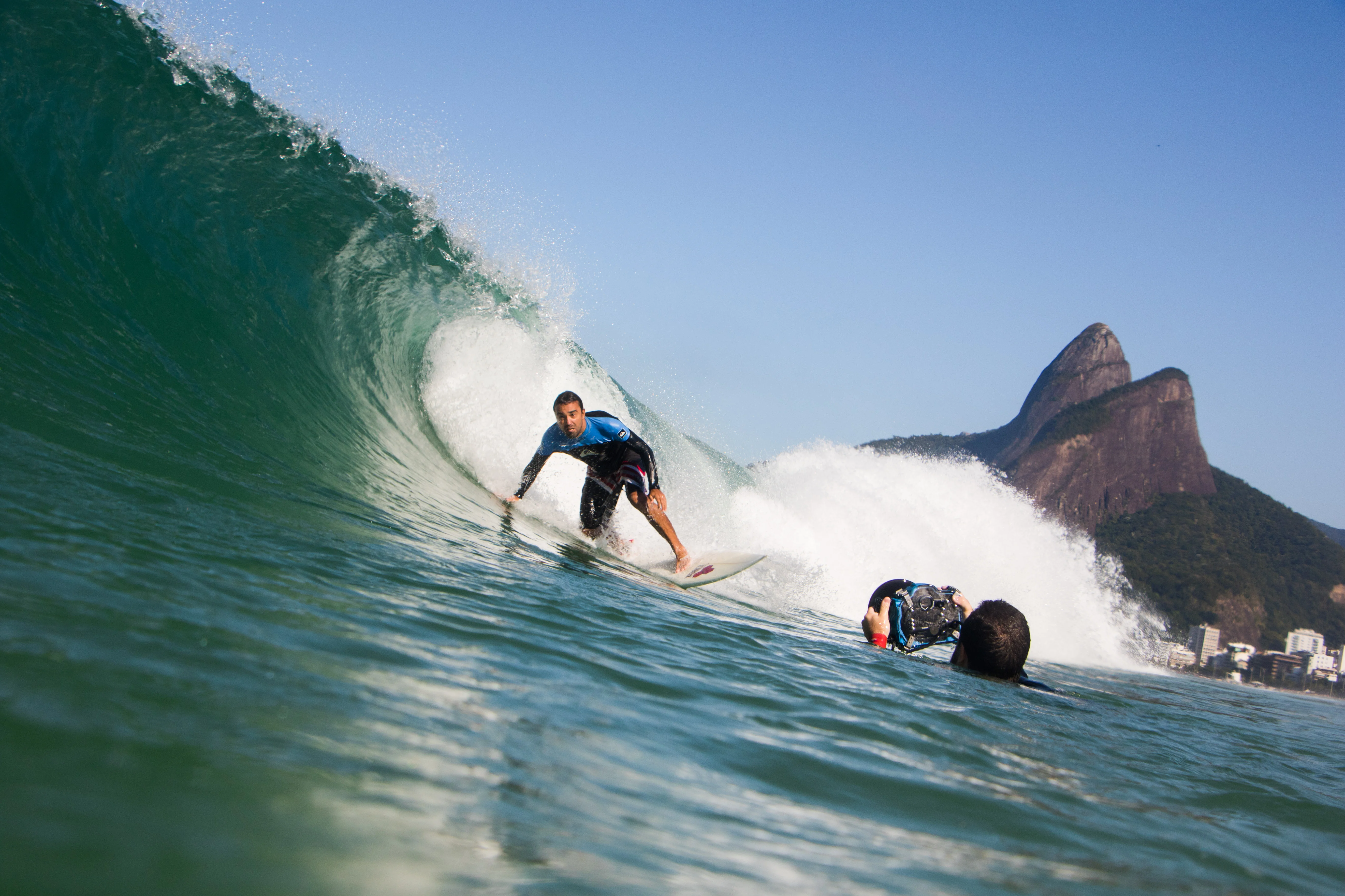 Surfista troca pranchas por câmeras e tira fotos de dentro do mar