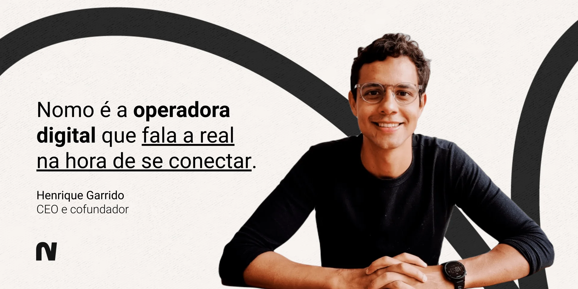 Henrique Garrido, CEO e cofundador da Nomo. Lê-se “Nomo é a operadora digital que fala a real na hora de se conectar”.