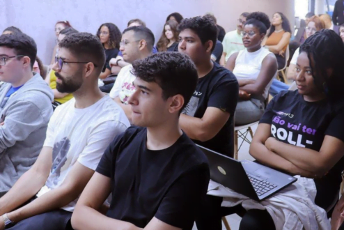 Estudantes sentados assistem palestra no CESAR Summer Job.