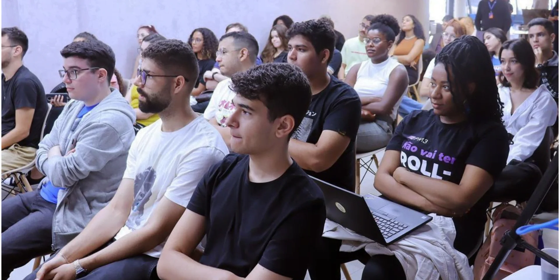Estudantes sentados assistem palestra no CESAR Summer Job.