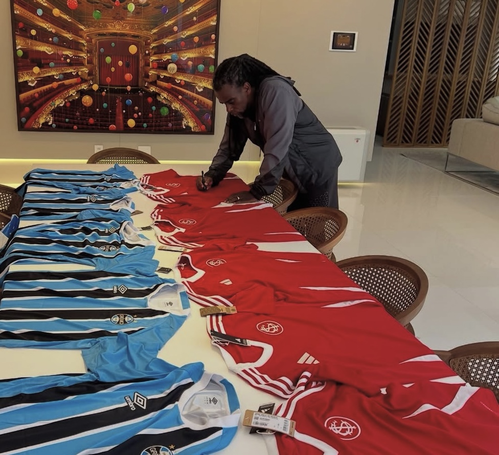 Entre outros clubes, Tinga defendeu a dupla Gre-Nal.