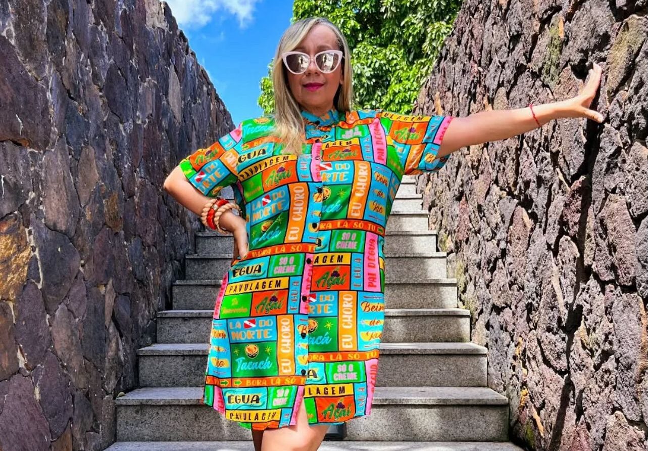 Patrícia Souza, fundadora da Retrô Chic com um vestido da coleção "Lá do Norte".