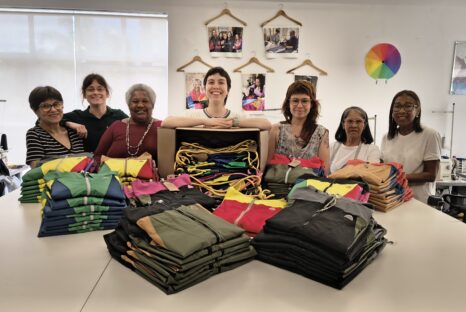 Marina Giongo (a segunda da esq. para a dir.) e a equipe de costureiras da CÓS Costura Consciente.