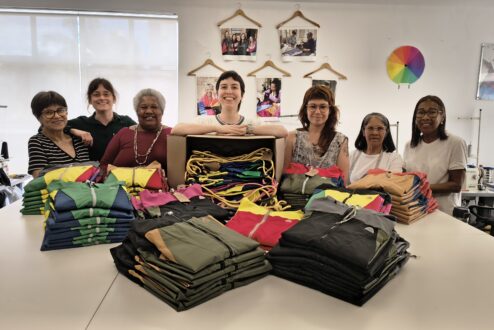Marina Giongo (a segunda da esq. para a dir.) e a equipe de costureiras da CÓS Costura Consciente.