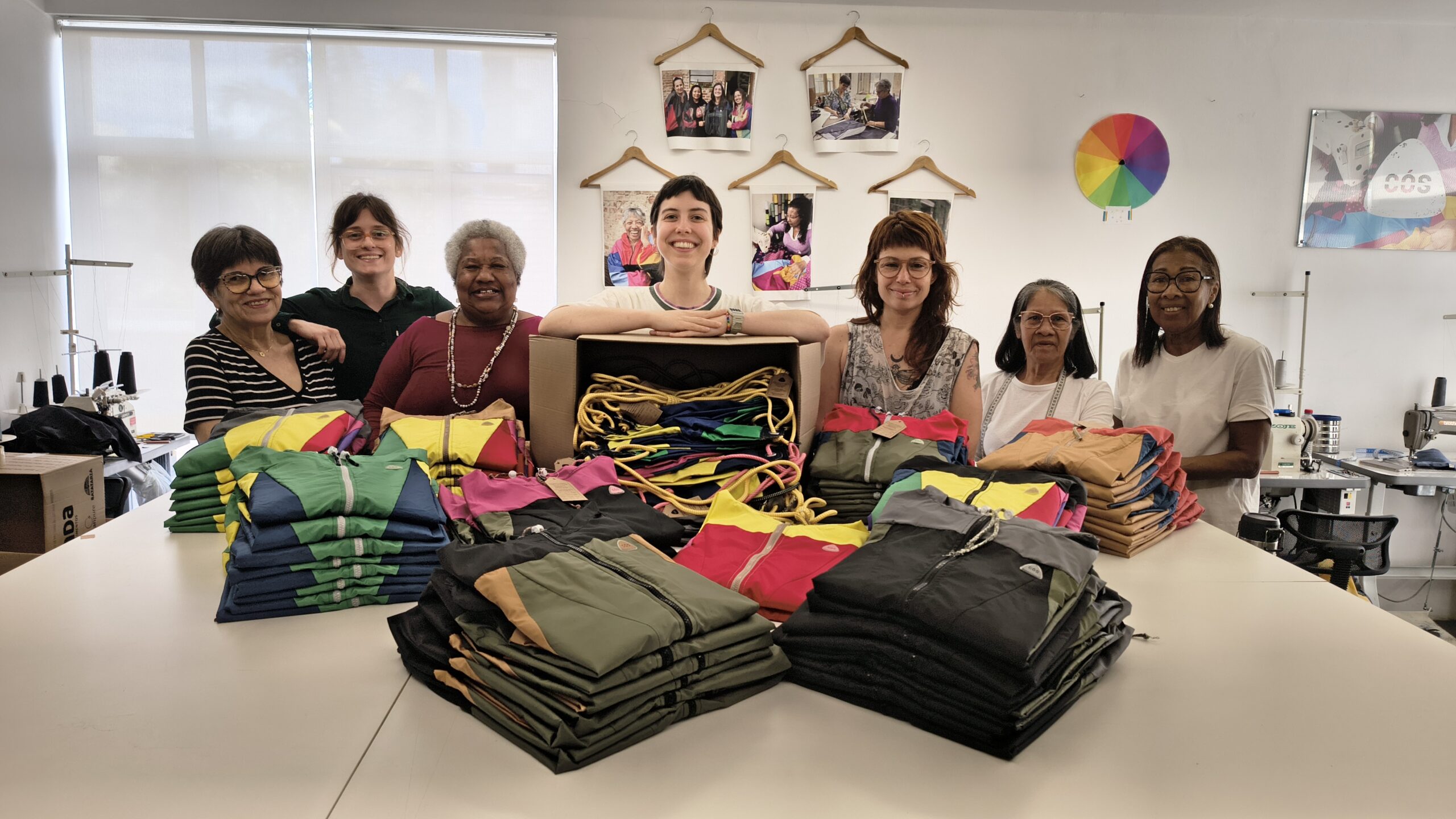 Marina Giongo (a segunda da esq. para a dir.) e a equipe de costureiras da CÓS Costura Consciente.