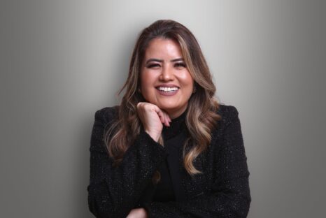 Elaine Asato, mentora, escritora, palestrante e sócia da Valem Consultoria.