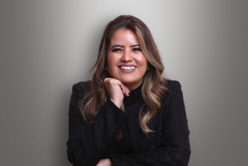 Elaine Asato, mentora, escritora, palestrante e sócia da Valem Consultoria.