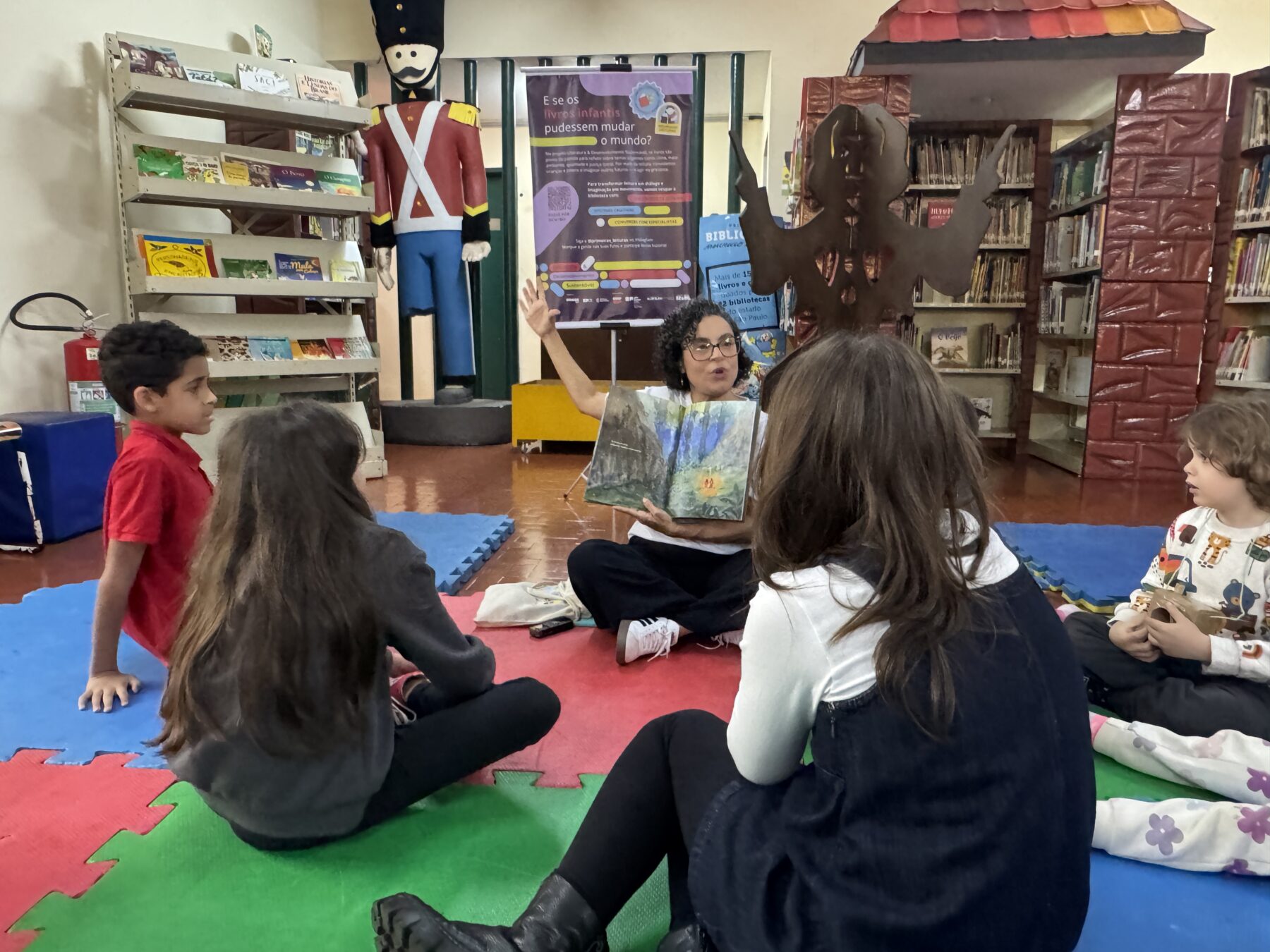Roda de leitura com as família na Biblioteca Hans Christian Andersen (foto: Thais Lazzeri).